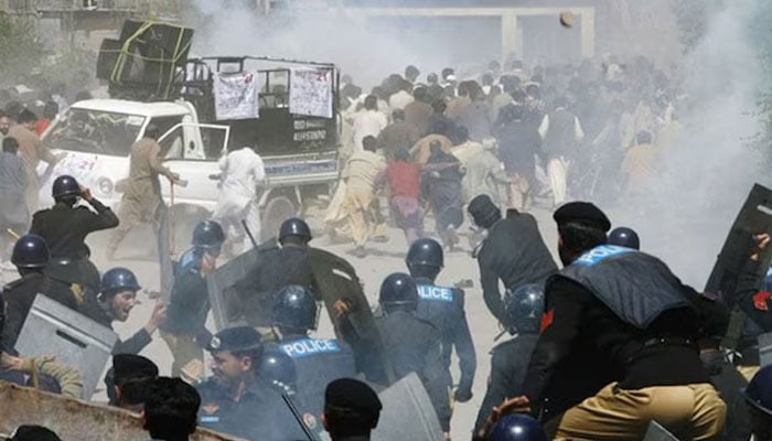 مظفر آباد میں مظاہرین پر لاٹھی چارج، آنسو گیس کی شیلنگ