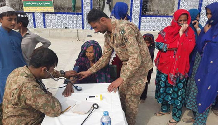 پاک آرمی کی جانب سے تھرپارکر میں فری میڈیکل کیمپ کا انعقاد