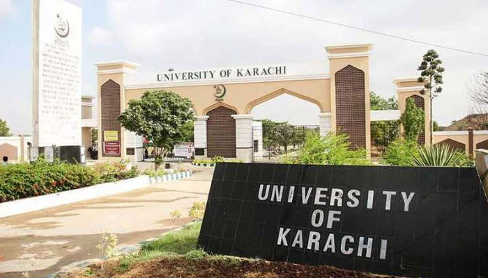 جامعہ کراچی، ڈسٹرکٹ اینڈسیشن جج کا کلیہ قانون کی لائبریری کے لئے قانون کی نایاب کتب کا تحفہ