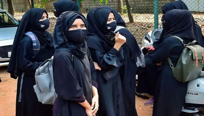 ممبئی کے کالج میں حجاب اور برقع پر پابندی عائد، طالبات کا احتجاج