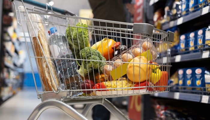 برطانیہ میں اشیائے خوراک کی بڑھی ہوئی قیمتیں معمول پر آنے لگیں، معیشت میں بہتری کا امکان