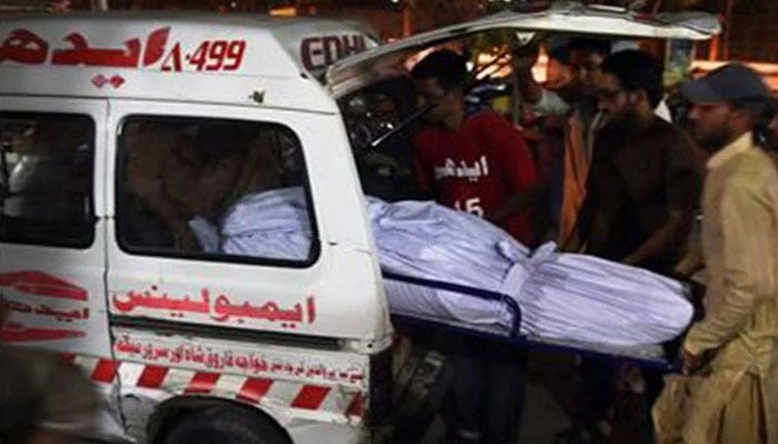 خیرپورناتھن شاہ، تیز رفتار ٹرک زائرین کے رکشہ سے ٹکرا گیا، 3 خواتین سمیت 5 افراد جاں بحق