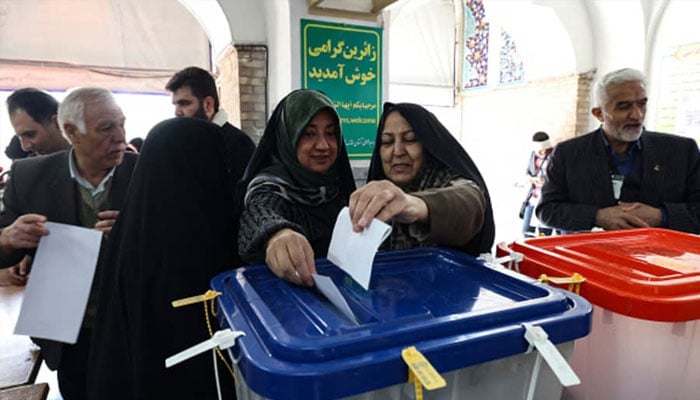 ایران، صدارتی انتخابات میں ووٹنگ رات 12 بجے تک جاری رہی