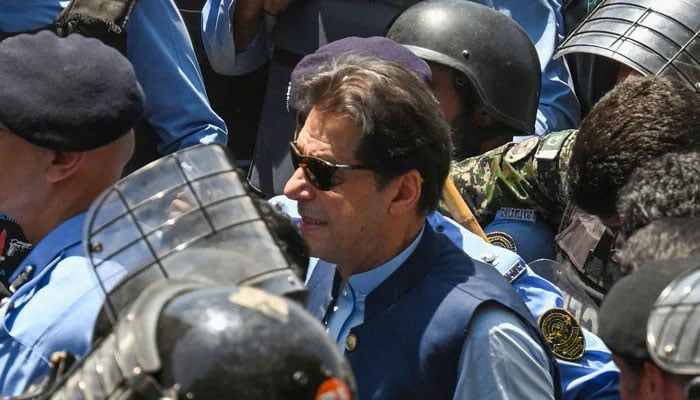 پارٹی اختلافات بڑھانے میں عمران خان کا اپنا کردار بھی ہے، تجزیہ کار