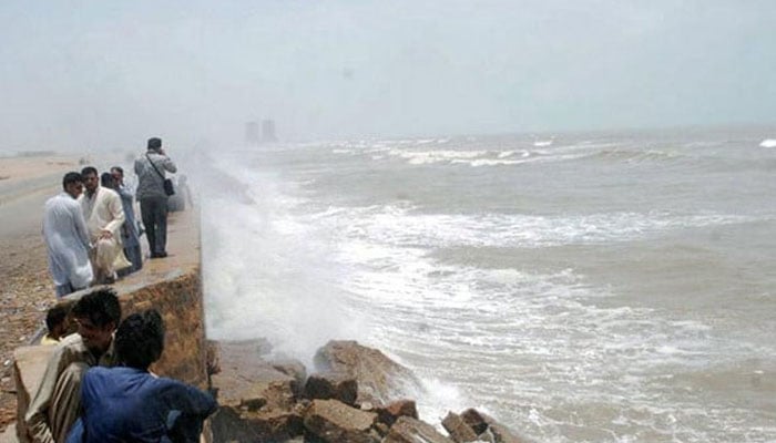 کراچی‘ سمندری ہوائیں بحال، درجہ حرارت 3 ڈگری کم ہوگیا