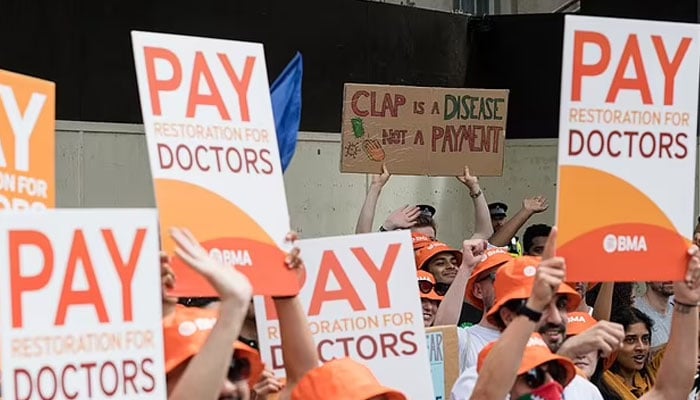 برطانیہ میں نئی حکومت آنے کے بعد تنخواہوں میں اضافے پر ٹرین ڈرائیورز اور ڈاکٹرز کا احتجاج ختم ہونے کی امید