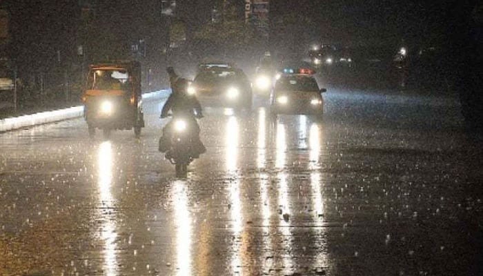 کراچی میں کہیں موسلادھار اور کہیں معتدل بارش، سڑکیں زیر آب