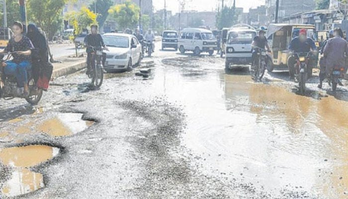 سڑکیں ایک سال کے اندر ٹوٹنے پر ’کلک‘سے رپورٹ طلب