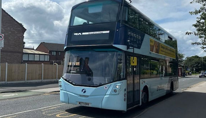 ویسٹ یارکشائر، کم عمر خواتین رات کو بس اور ٹرین کے سفر میں خود کو محفوظ نہیں سمجھتیں