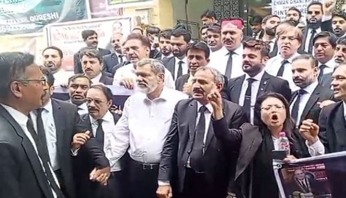 عدلیہ کی آزادی کیلئے سٹی کورٹ میں احتجاج