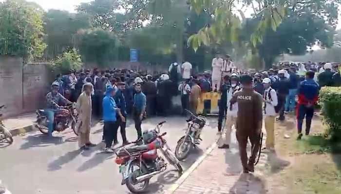 لاہور میں مبینہ زیادتی واقعہ کے خلاف مختلف شہروں میں احتجاج جاری، توڑ پھوڑ