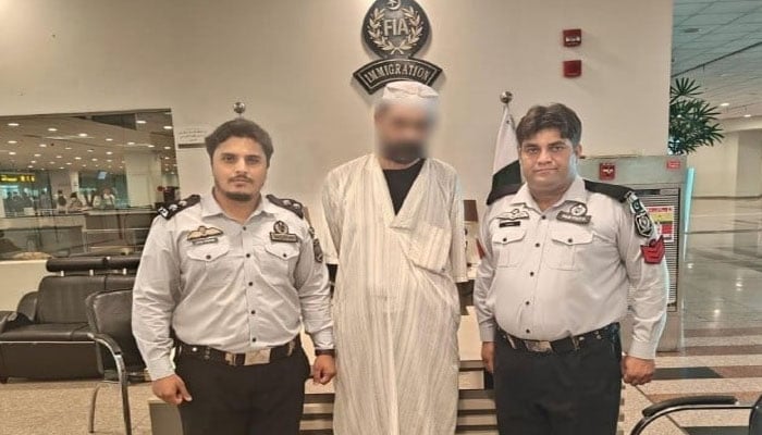 قتل میں ملوث 16 سال سے اشتہاری ملزم سعودی عرب سے گرفتار، کے پی پولیس کے حوالے