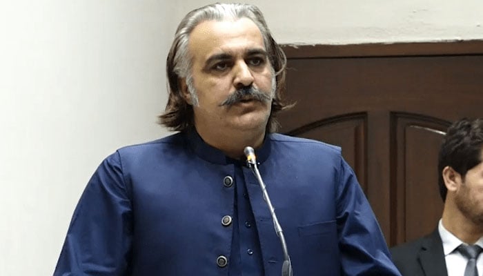 گنڈاپور تقریب شروع ہونے سے سوا گھنٹے قبل آکر نشست پر بیٹھ گئے