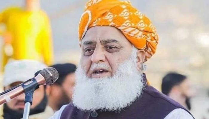 مولانا فضل الرحمان لندن پہنچ گئے، ایئرپورٹ پر پاکستانی ہائی کمشنر نے استقبال کیا