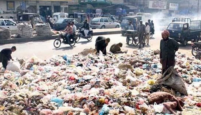 ضلع وسطی اور جنوبی میں کچرا پھیلانے پر دکانداروں، ریسٹورنٹ اور بینک کونوٹس