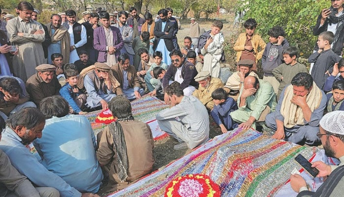 کرم، فسادات، مزید 32 ہلاک، جھڑپیں جاری، تنازع کے خاتمے کیلئے خیبر پختونخوا حکومت کا کمیشن قائم کرنے کا فیصلہ