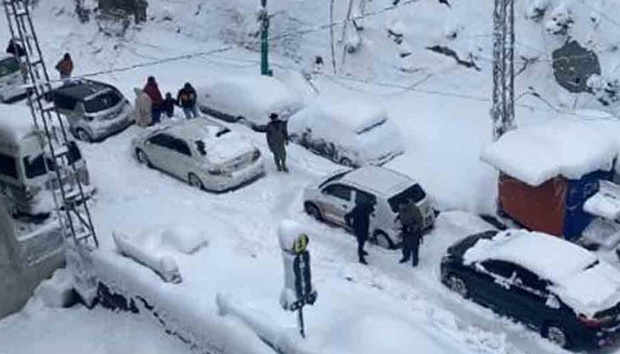 مری میں بارش اور برف باری ٹریفک کی روانی متاثر ہونے کا خدشہ