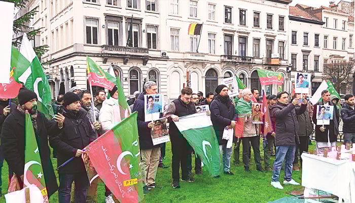 برسلز میں یورپی پارلیمنٹ کے سامنے تحریک انصاف کے زیر اہتمام احتجاجی مظاہرہ، شمعیں روشن کی گئیں