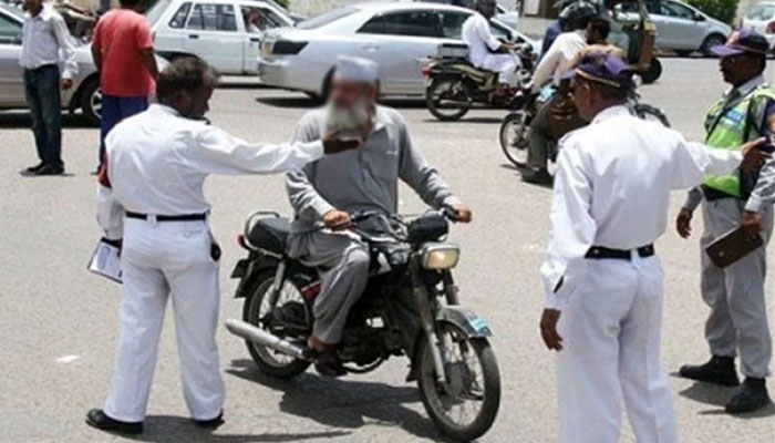 کراچی، چار لاکھ ٹریفک چالان کے کروڑوں روپے غائب، اعداد و شمار میں ہیرا پھیری
