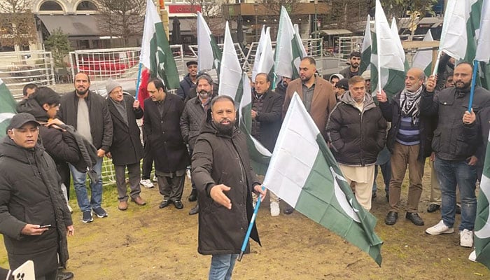 سول نافرمانی نامظور، پاک فوج کے ساتھ کھڑے ہیں، ہر فتنے کو شکست دی جائے گی، برسلز میں مظاہرہ