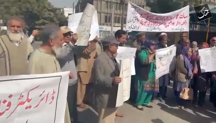 اردو یونیورسٹی کے اساتذہ و ملازمین کا پنشن کی عدم ادائیگی پر مظاہرہ