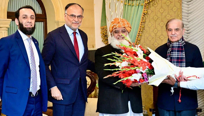 شہباز پھر فضل الرحمٰن کے گھر، سیاسی صورتحال پر گفتگو، صحت کیلئے دعا، 2 وفاقی وزراء اور JUI کی سینئر قیادت بھی موجود