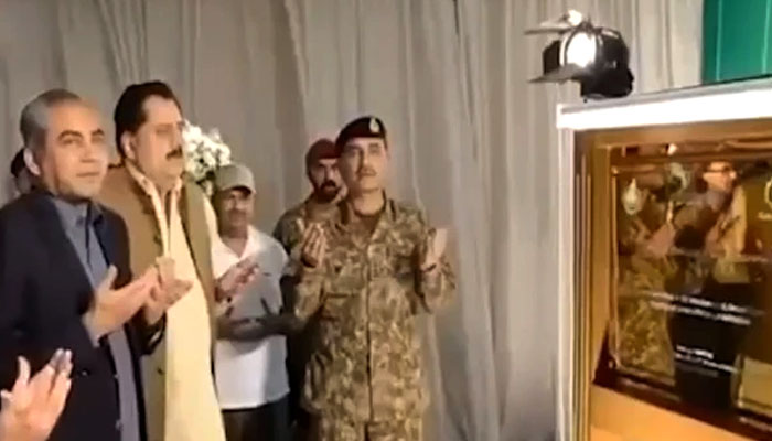 آرمی چیف کا SIFC کے گرین کارپوریٹ  انیشی ایٹو کا دورہ، جدید زرعی مشینری کا معائنہ