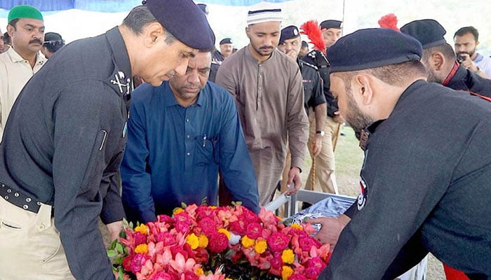 منگھوپیر میں دہشت گردوں کی فائرنگ سے شہید اہلکار کی نماز جنازہ ادا