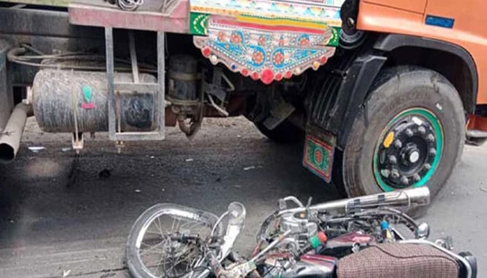 بس کی ٹکر، 2 موٹرسائیکلیں آپس میں ٹکرانے سے 2 افراد جاں بحق، 2 زخمی