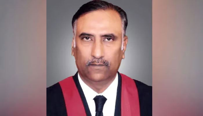 چیف جسٹس سرفراز کو کام سے روکا جائے، 5 ججز کی سپریم کورٹ میں درخواست