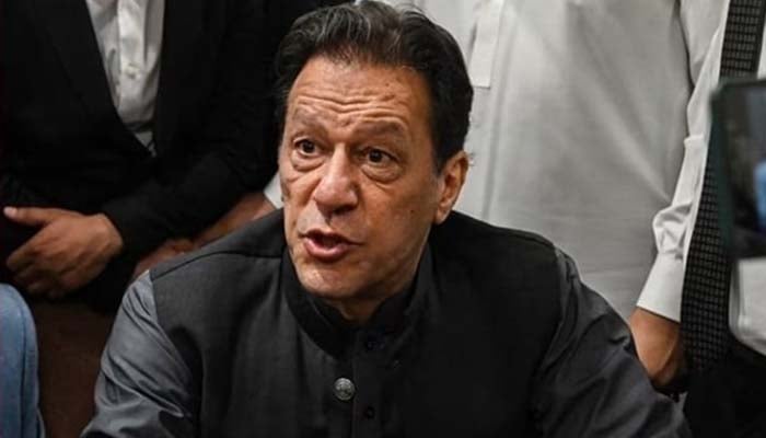 عمران خان امپائر کو دوبارہ سے کھیل میں لیکر آئے، تجزیہ کار