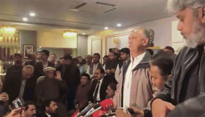 قومی کانفرنس کی اجازت نہ ملنے پر اپوزیشن رہنما ’’زبردستی‘‘ ہوٹل میں داخل، رہنماؤں کی تقریر