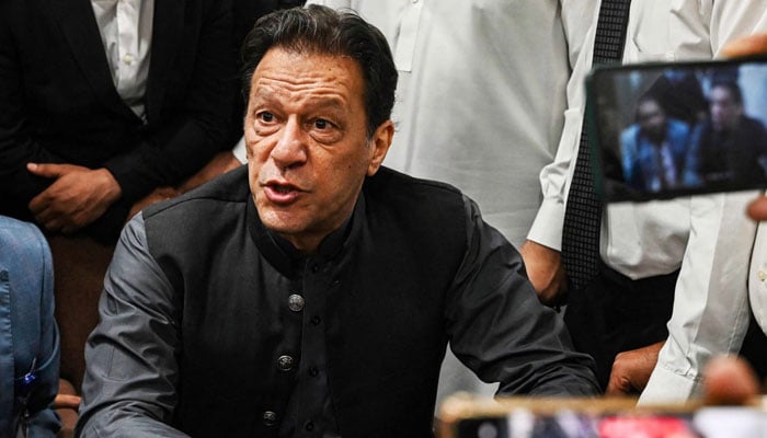 غیر منتخب نمائندے بڑے فیصلے کیسے کرسکتے ہیں، عمران خان