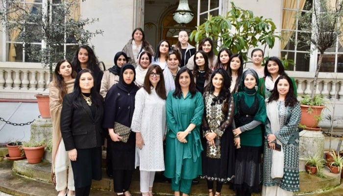 فرانس، ممتاز زہرہ کی طب، انفارمیشن اور دیگر شعبوں سے وابستہ پاکستانی نژاد پیشہ ور افراد سے ملاقات