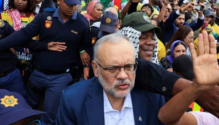 امریکا سے نکالے گئے سفیر کے جنوبی افریقا پہنچنے پر استقبال کیلئے عوامی سیلاب امڈ آیا