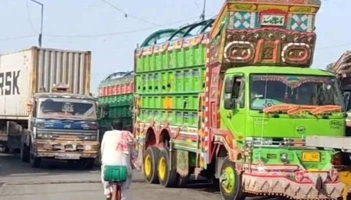 گڈز ٹرانسپورٹرز نے کریک ڈاؤن کے خلاف احتجاجاً گاڑیاں کھڑی کردیں