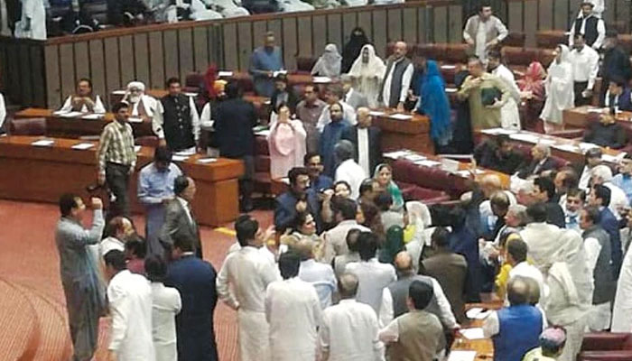 سینیٹ، متنازع کینالز پر PTI کا احتجاج، پیپلز پارٹی کا و اک آؤٹ، آئین کے مطابق بات ہوگی، وزیر قانون