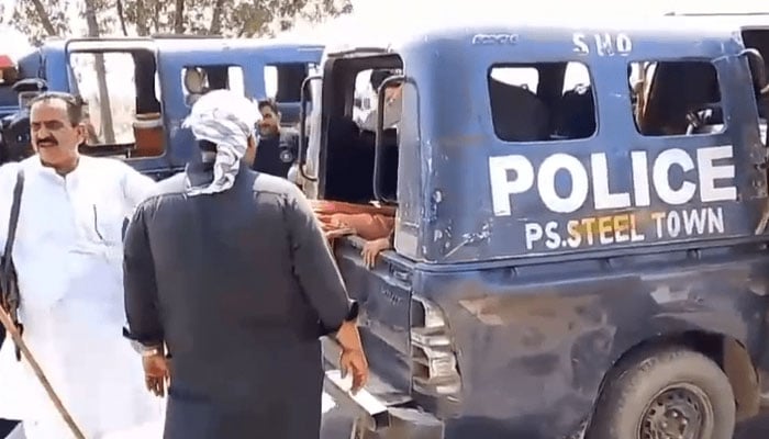 نہروں کے خلاف کراچی میں مظاہرہ، پتھراؤ، پولیس موبائل جلادی
