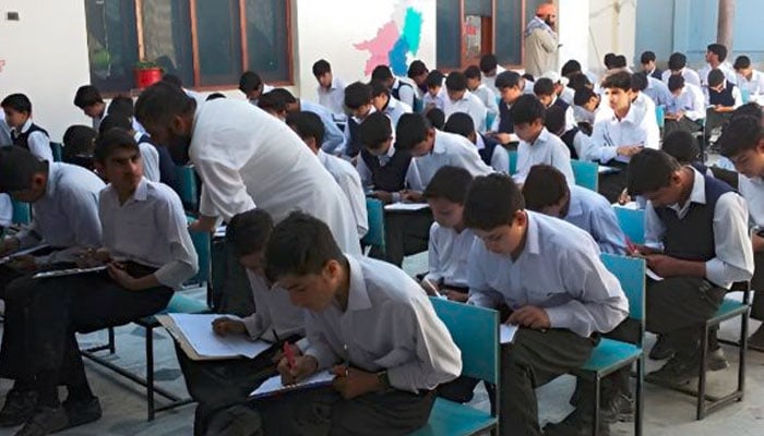 امتحانی مرکز پر طلباء اور والدین کا اساتذہ پر حملہ، مقدمہ اندراج کی درخواست