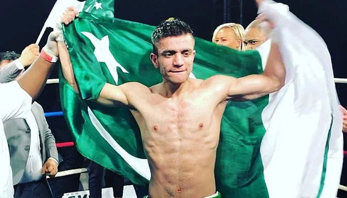 بھارتی باکسر کو دومنٹ میں چت کرنے والے عثمان وزیر کراچی پہنچ گئے