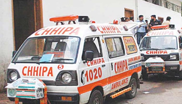 تیز رفتار گاڑی کی ٹکر سے راہگیر خاتون جاں بحق