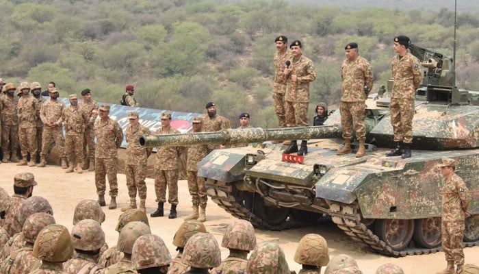 بھارتی مہم جوئی، بھرپور جواب دینگے، علاقائی امن کیلئے پرعزم ہیں، کوئی غلط فہمی میں نہ رہے، آرمی چیف، منگلا کور کی جنگی مشقوں کا معائنہ