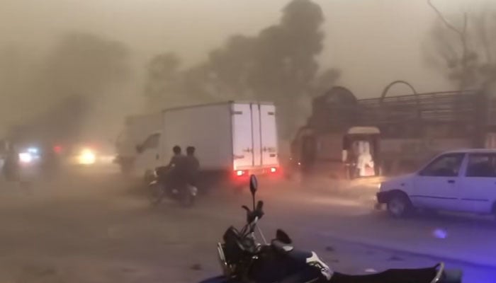 اسلام آباد، شدید طوفان، عمارتوں کے شیشے ٹوٹ گئے، میٹرو بس سروس معطل