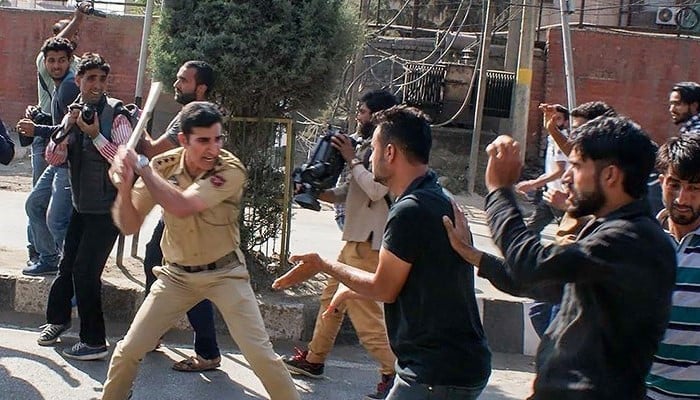 انڈین پولیس کی انتقامی کارروائی کا خوف، کشمیری اپنے جسموں سے ’’مزاحمتی ٹیٹو‘‘ مٹوانے لگے