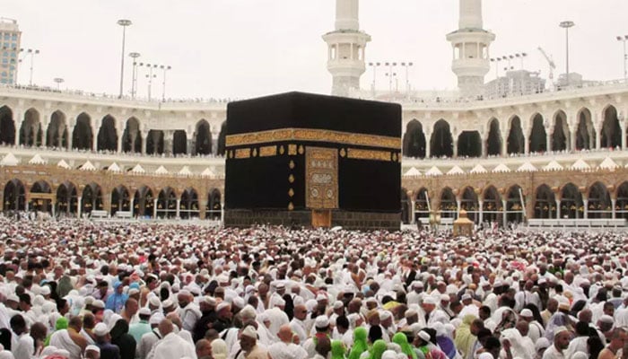مسجد الحرام میں عازمین حج کی محدود تعداد نے نماز جمعہ ادا کی
