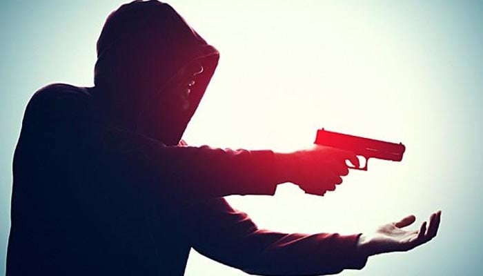 ڈی ایس پی ٹریفک کے گھر سے مسلح ملزمان اہلخانہ کو یرغمال بناکر سونا نقدی ودیگر قیمتی سامان لے اڑے