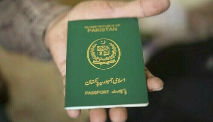 پناہ کی درخواستیں: برطانیہ میں پاکستانی و دیگر ملکوں کے طلبہ پر ویزا پابندی کا امکان