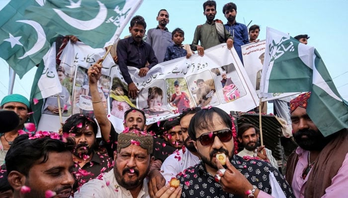 ملک بھر میں جشن، فوجیوں کو ہار پہنائے گئے، مٹھائیاں تقسیم