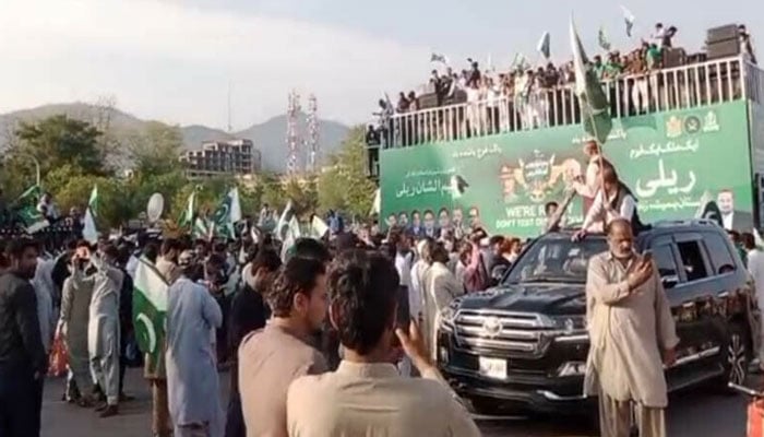 وزیراعظم کی اپیل پر ملک بھر میں یوم تشکر  پاک فوج کے حق میں شہر شہر ریلیاں