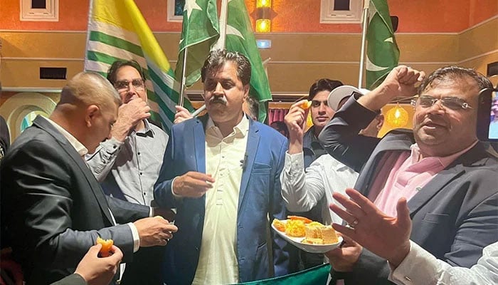 فرانس میں پاکستانی و کشمیر کمیونٹی کا بھارت کیخلاف کامیاب آپریشن پر جشن اور مٹھائی تقسیم